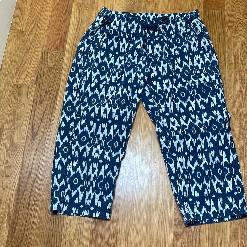 Blue and white batik pattern capri pants